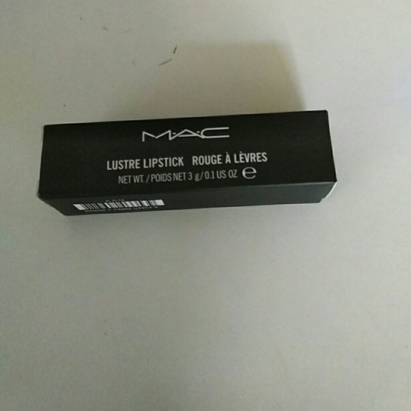 Mac Lustre lipstick color:Diva 10 - Picture 5 of 5