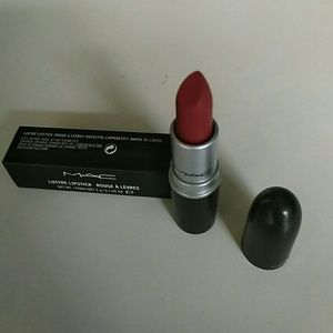 Mac Lustre lipstick color:Diva 10