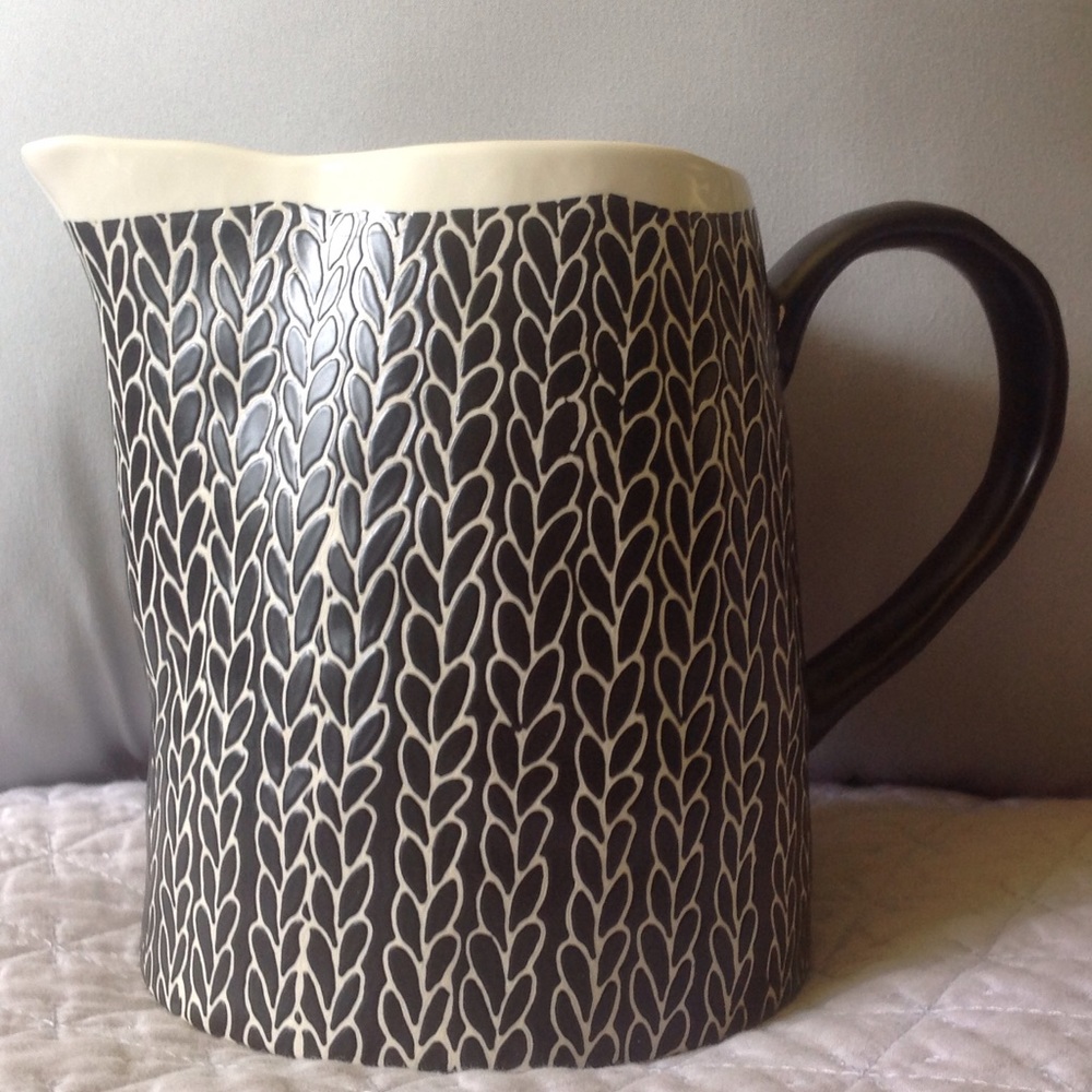 Grace's Teaware Black and White Pitcher (b)
