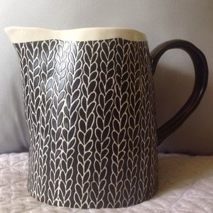 Grace's Teaware Black and White Pitcher (b)
