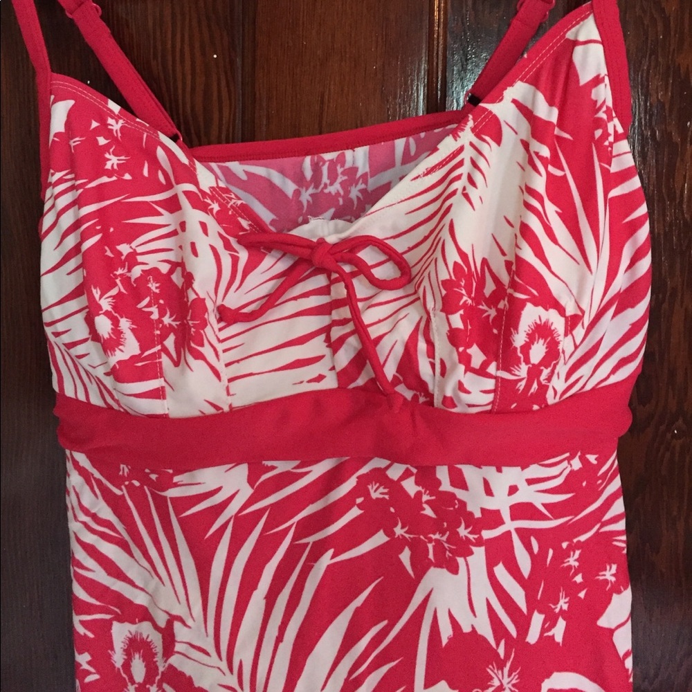 Swimsuit top with underwire