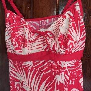Swimsuit top with underwire