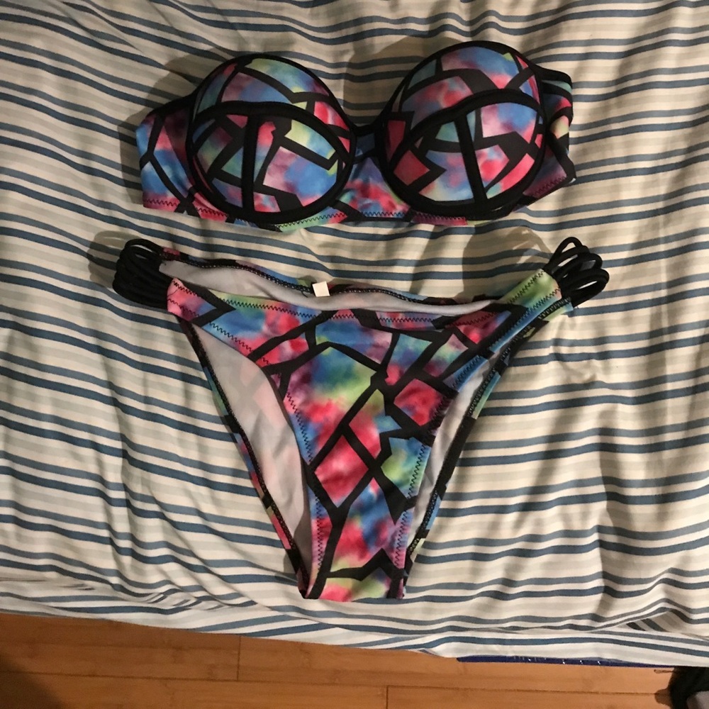 Multicolored strapless bikini