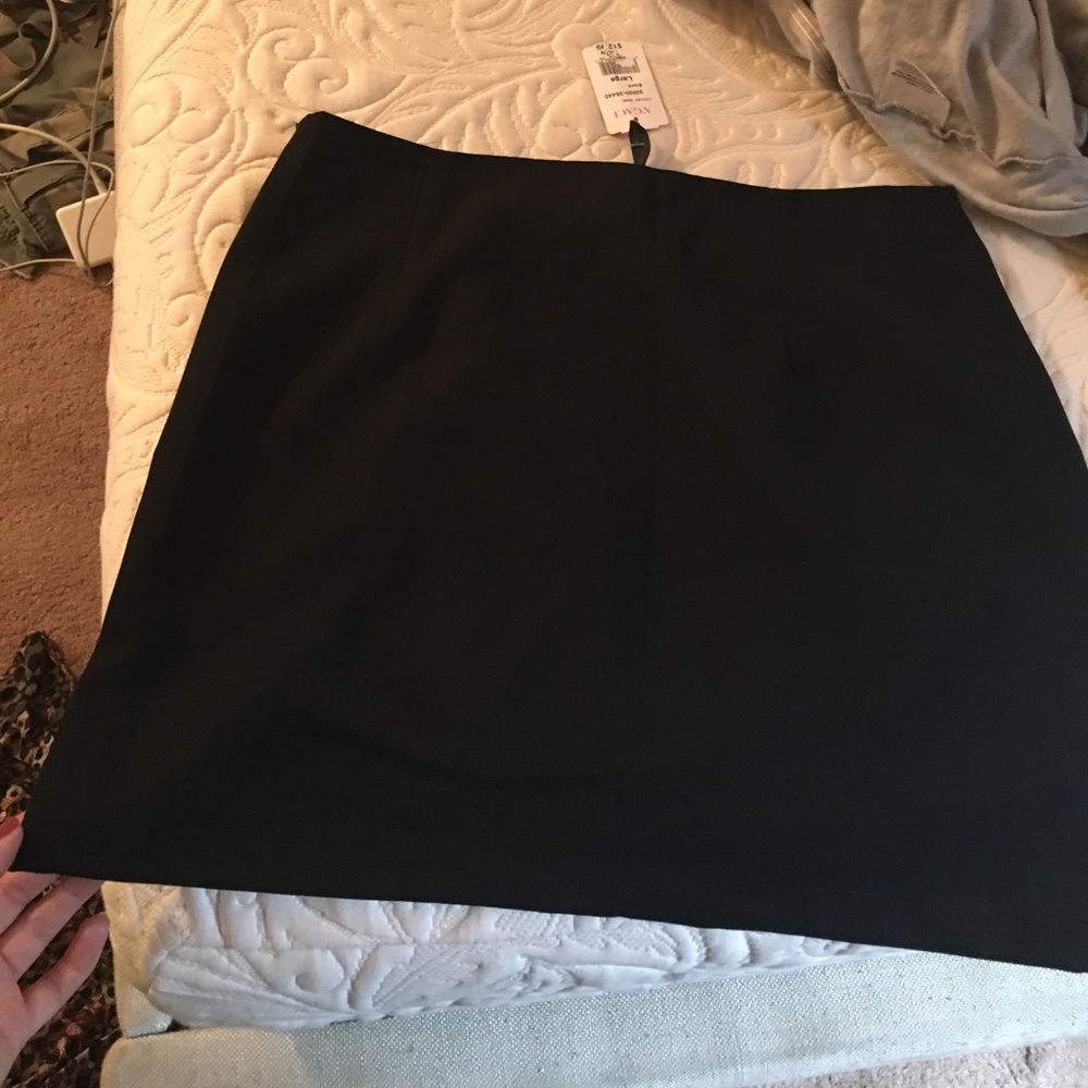 Mini Skirt 👠 - Picture 2 of 2