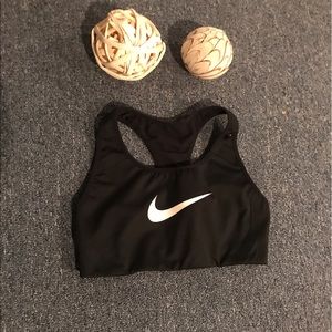NIKE BLACK & WHITE LOGO SPORTS BRA, SIZE XS 🏀🎾⚾️