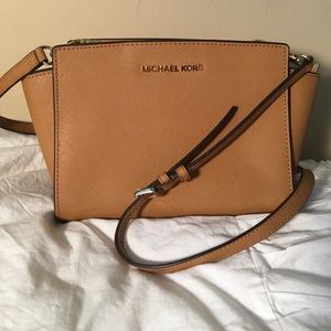 Michael Kors Mini Selma Crossbody (suntan)