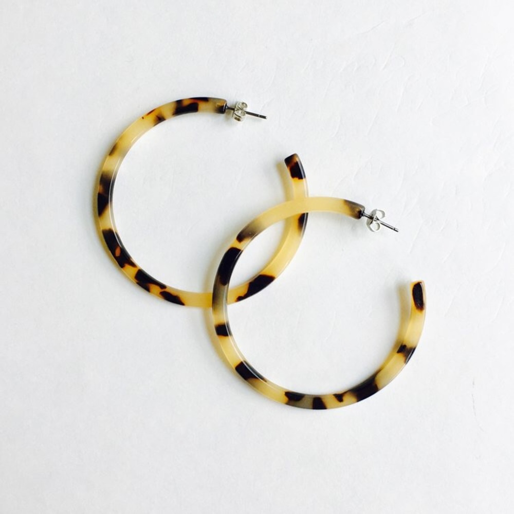 Blonde tortoise hoop earrings