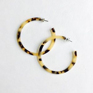 Blonde tortoise hoop earrings