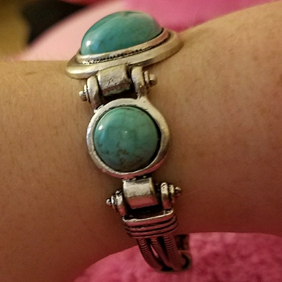 ⬇💙Beautiful Robins egg blue 3 stone bracelet 💙 - Picture 2 of 8