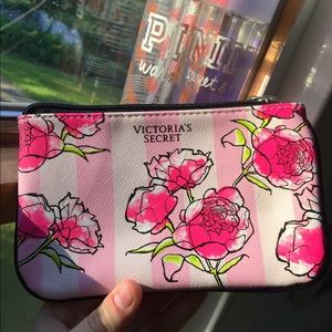 🎉SALE🎉🌺Victorias Secret Floral Wristlet🌺