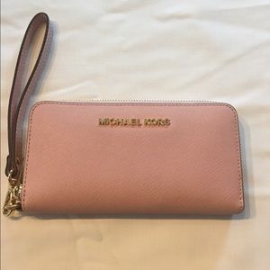 😍Lowest Price! Michael Kors Wristlet phone holder
