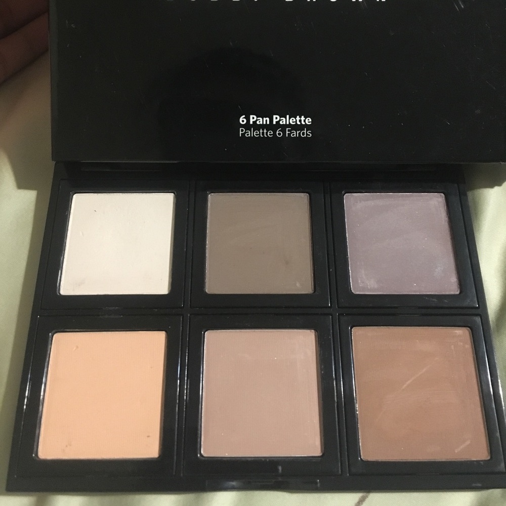 Bobbi Brown Eyeshadow palette in full sizes.