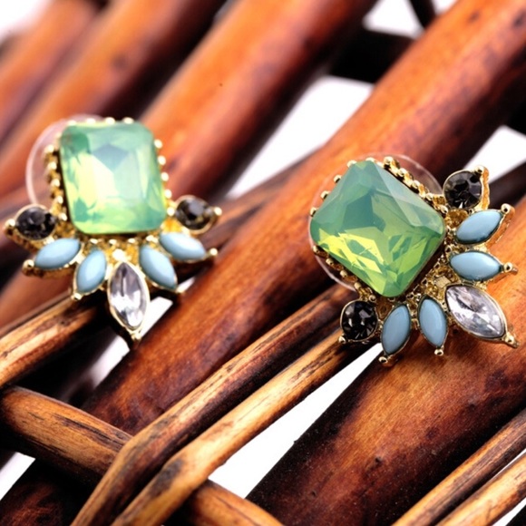 Elegant Stud Earrings - Picture 7 of 8