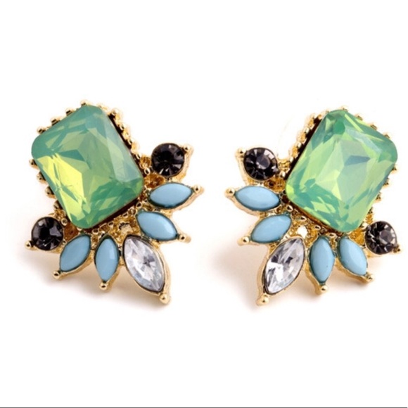 Elegant Stud Earrings - Picture 5 of 8