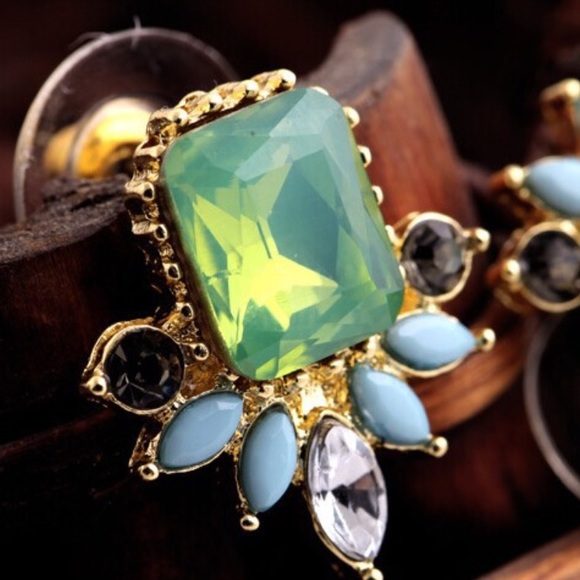 Elegant Stud Earrings - Picture 8 of 8