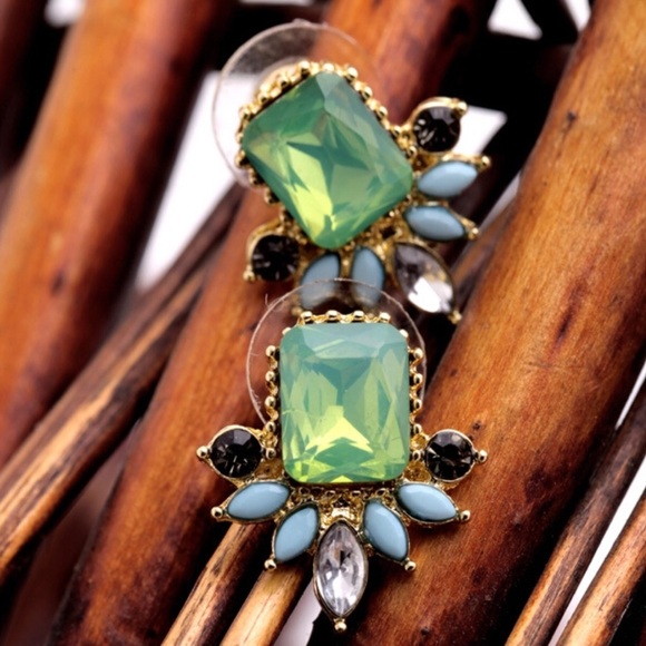 Elegant Stud Earrings - Picture 2 of 8