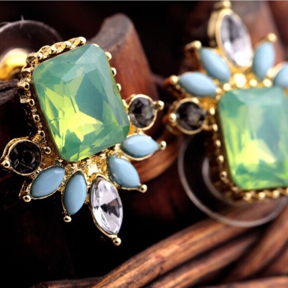 Elegant Stud Earrings - Picture 6 of 8