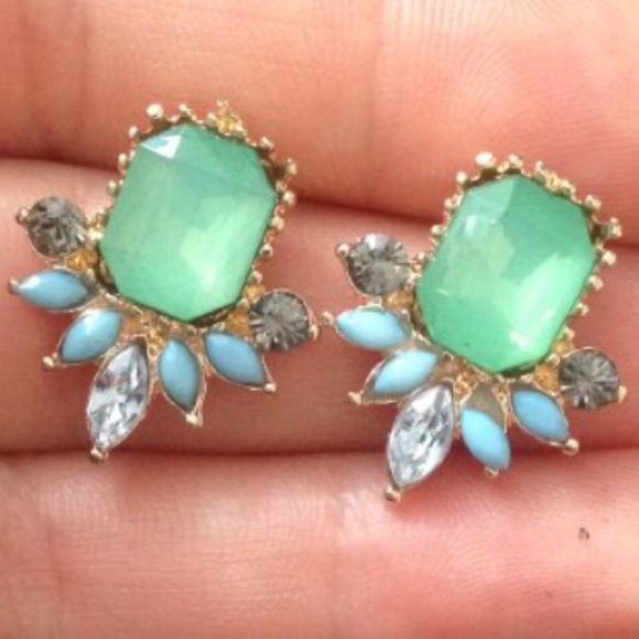 Elegant Stud Earrings - Picture 4 of 8