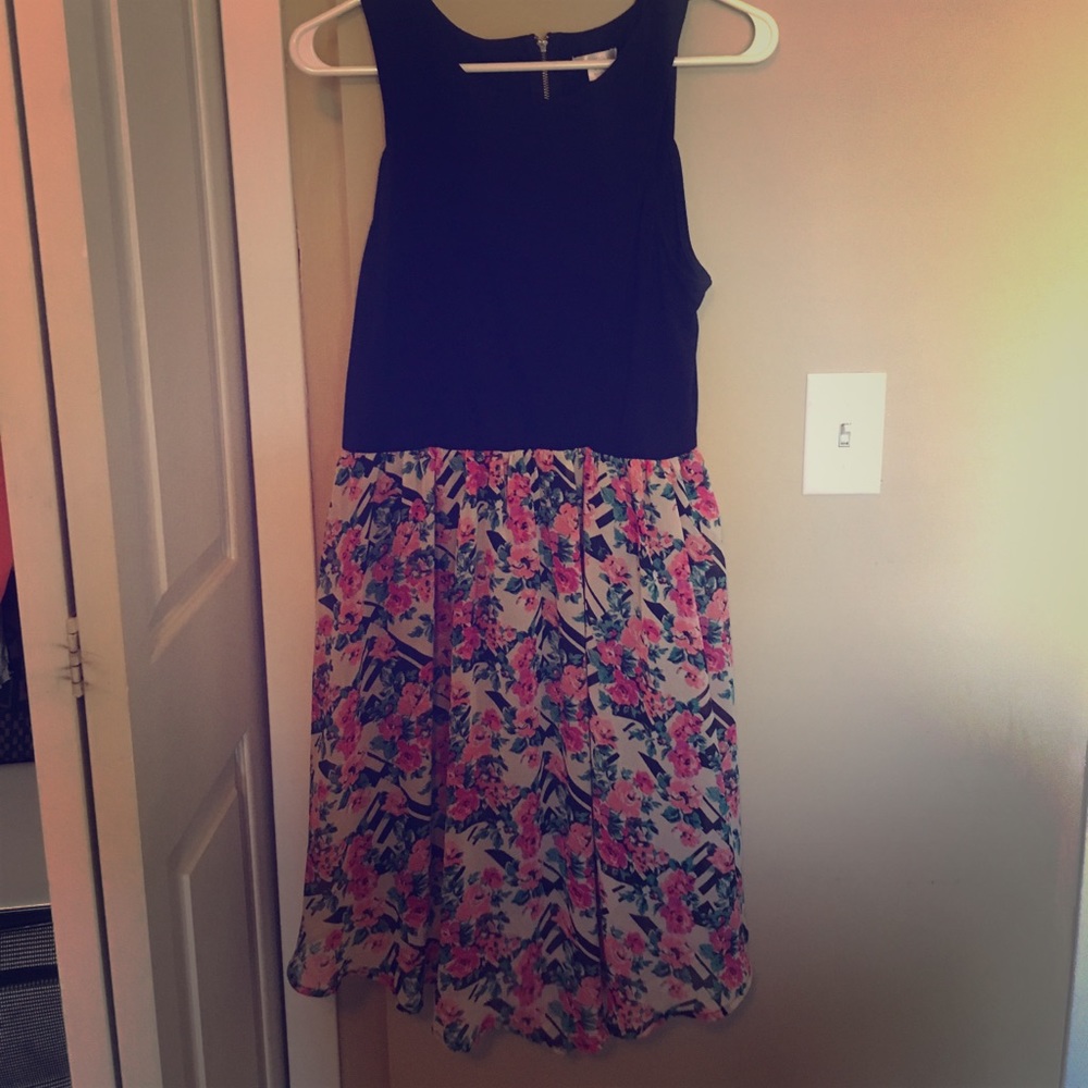 Cute black and flower print dress - size large
