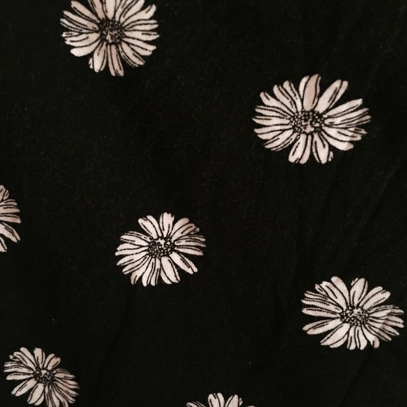 Black floral body con dress! - Picture 3 of 3