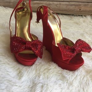Red pumps with bow
