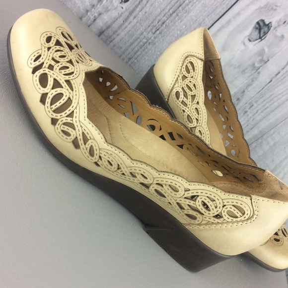 EARTH Comfort Flat Bone Leather Size 7 - Picture 2 of 6