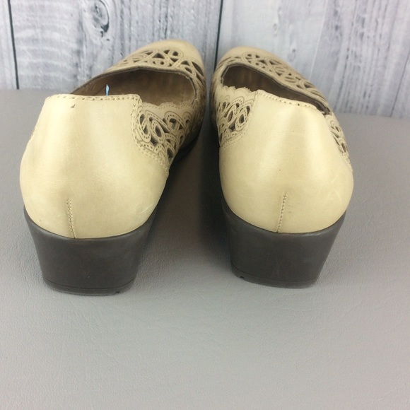EARTH Comfort Flat Bone Leather Size 7 - Picture 4 of 6