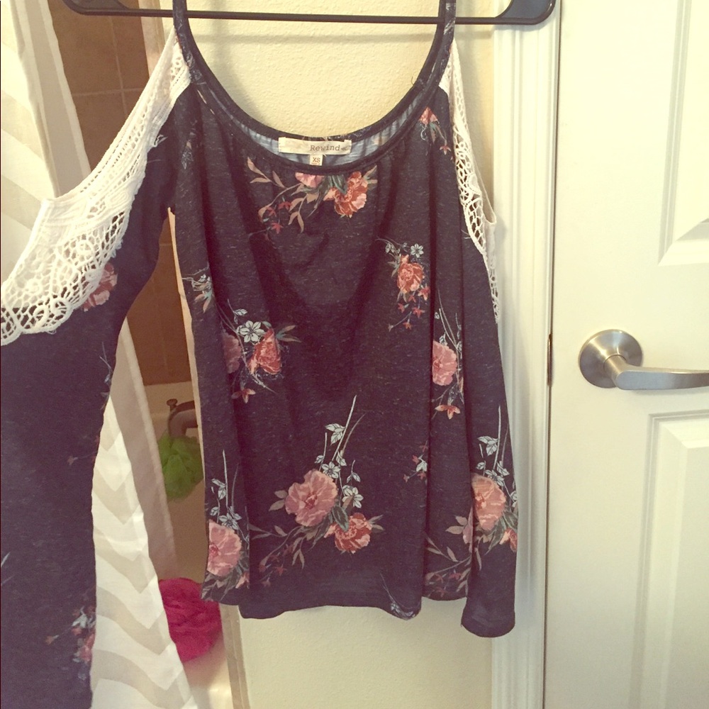 Shoulderless long sleeve shirt with lace accents