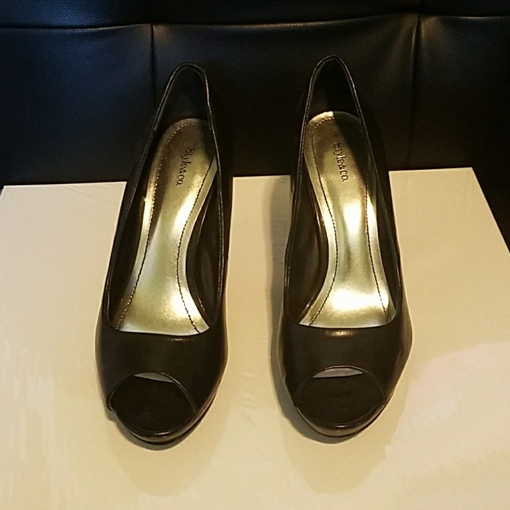 Peep Toe pump heels