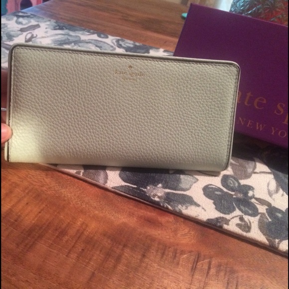 kate spade large wallet - Picture 2 of 4