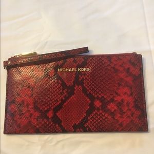 😍Lowest price! ❤️Michael Kors large zip clutch.