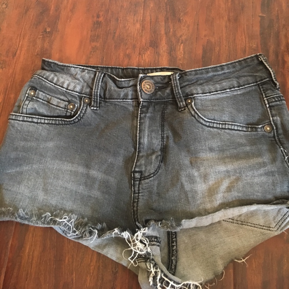 Bullhead Gray distressed shorts