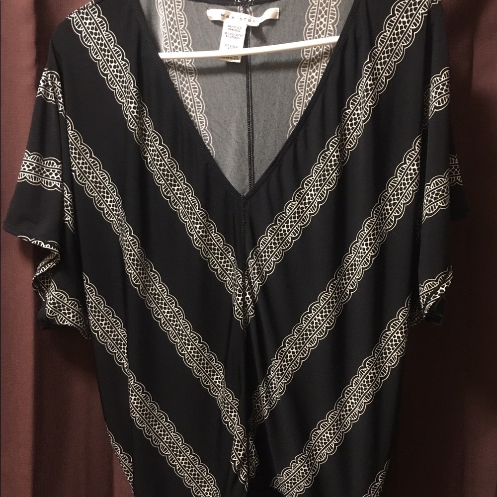 Max Studio bat wing style black & white shirt