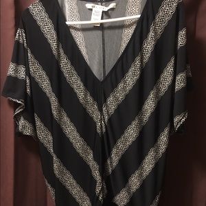 Max Studio bat wing style black & white shirt