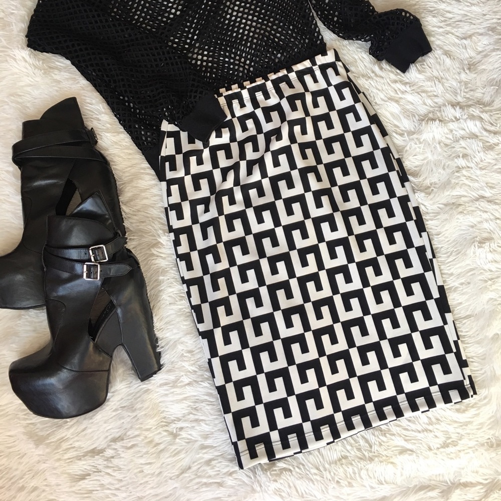 Black and White Graphic Pencil Skirt