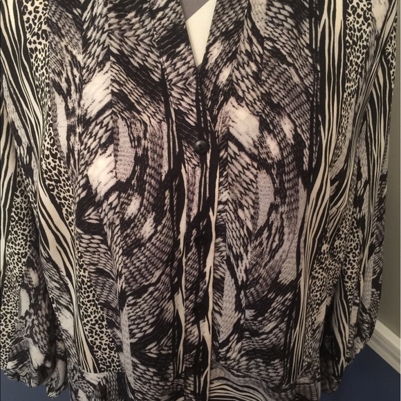 Super cute animal prints button up shirt! - Picture 3 of 5