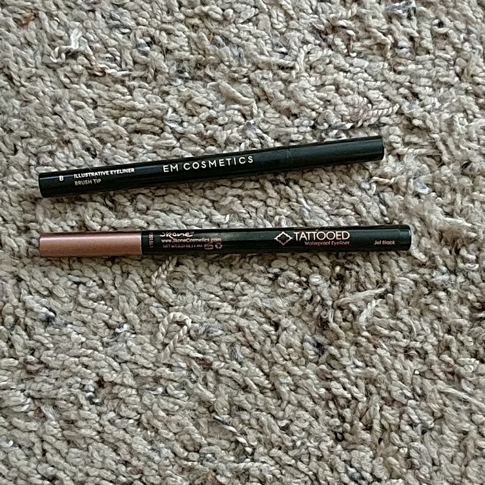 Brush tip eyeliners
