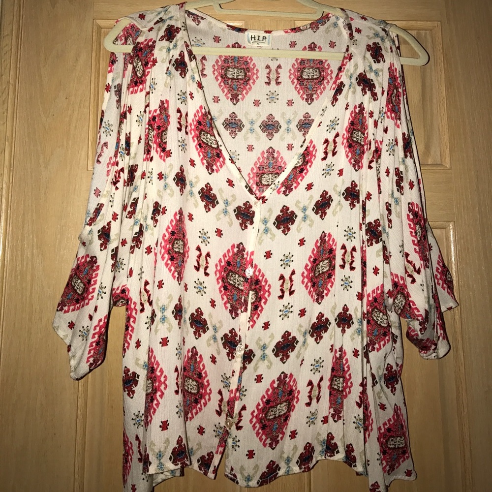 Cold shoulder shirt with pattern
