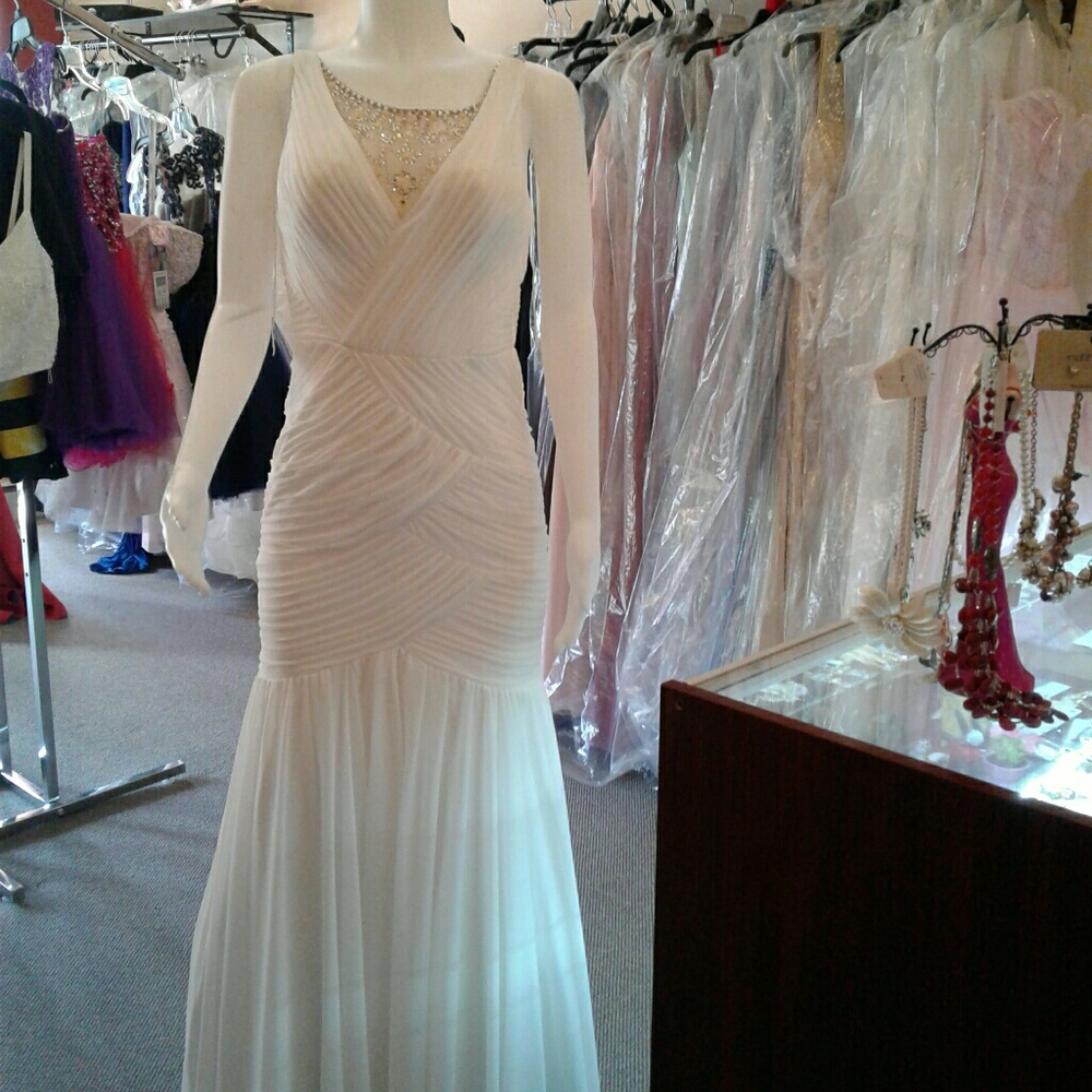 Adriana papel gown