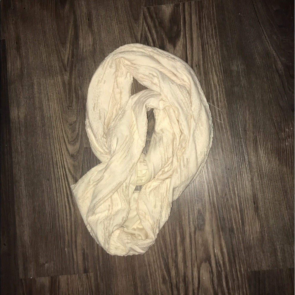Sholdit infinity scarf with a hidden pouch!