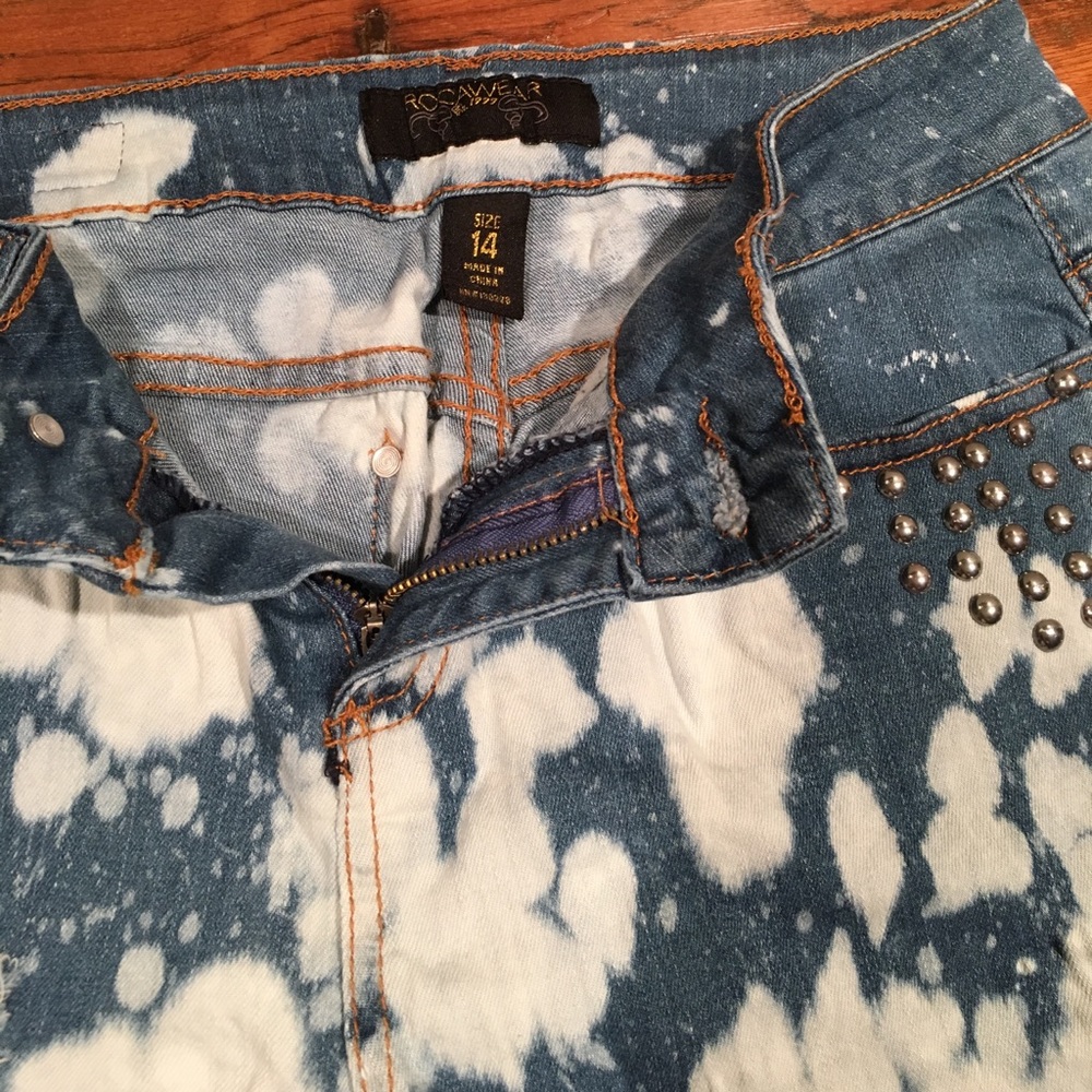 Excellent Condition Rip stretch Rocawear shorts. - Picture 2 of 5