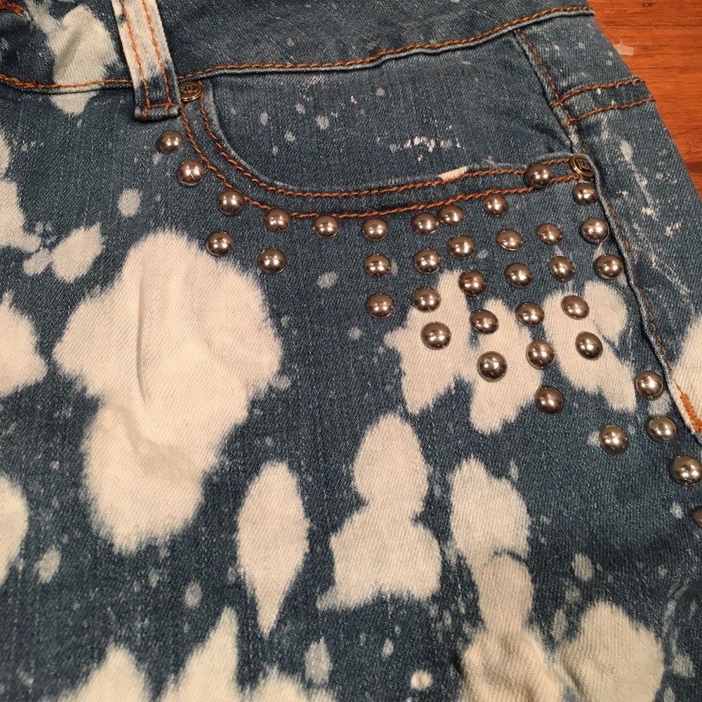 Excellent Condition Rip stretch Rocawear shorts. - Picture 3 of 5