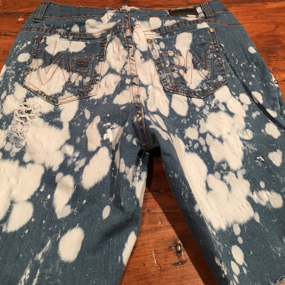 Excellent Condition Rip stretch Rocawear shorts. - Picture 4 of 5