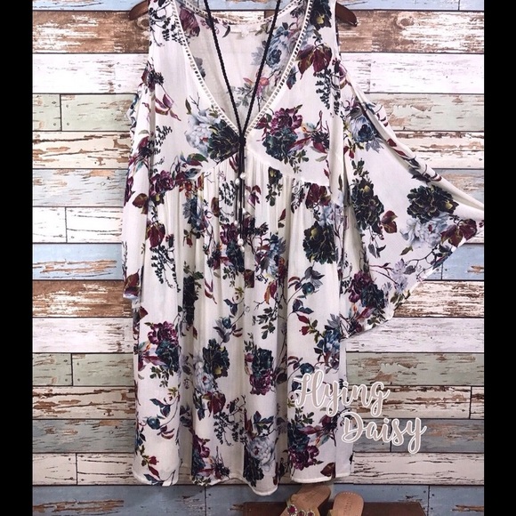 🔥SOLD OUT🔥 Plus Size Open Shoulder Tunic Dress - Picture 3 of 4