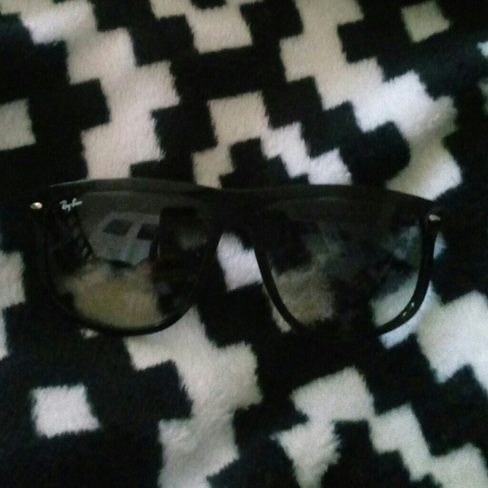 Black matte ray bans