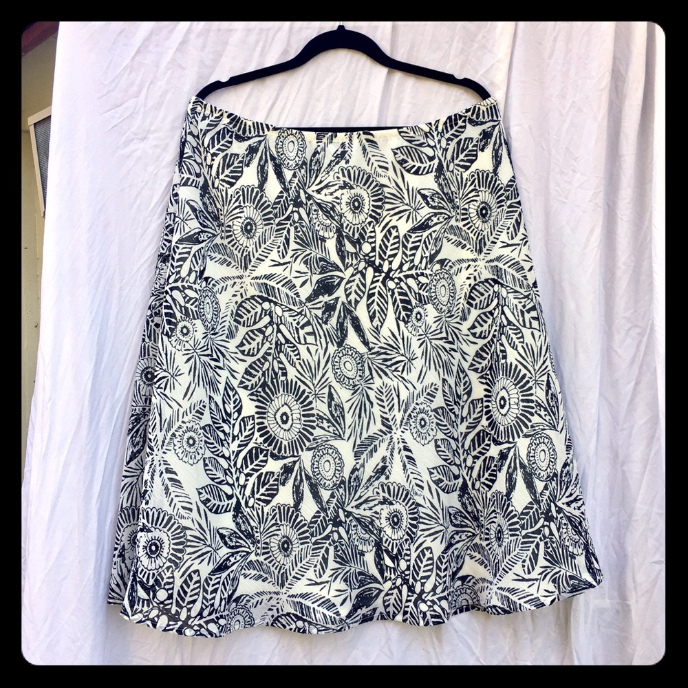 Black/ white crepe flowers and leaves skirt