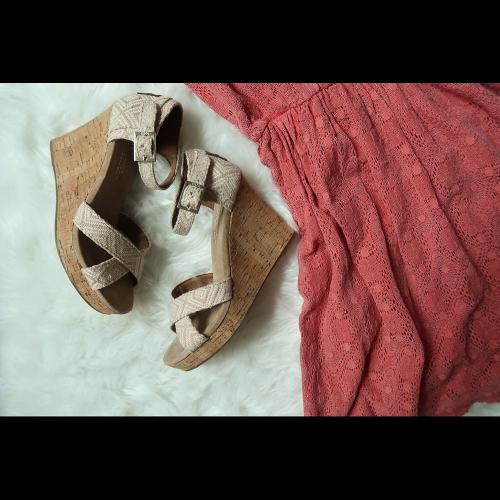 BNIB TOMs strappy wedges natural woven 6 😍😍