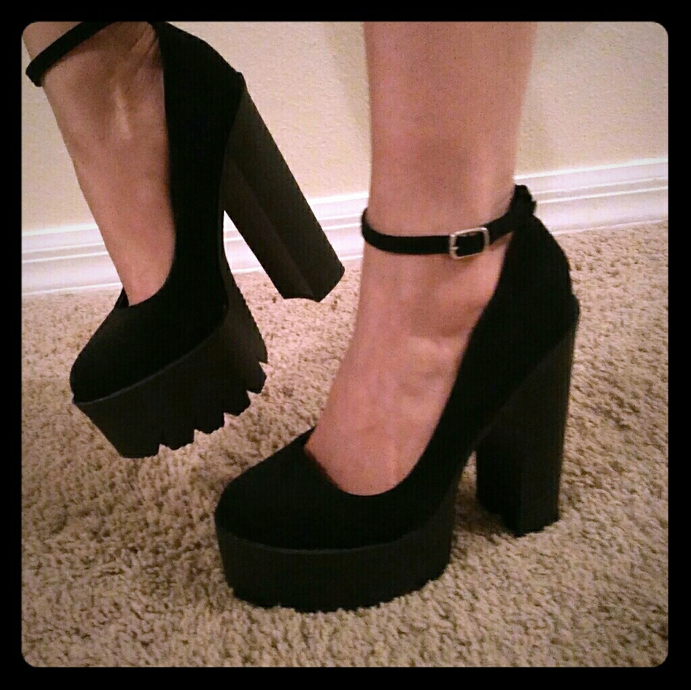 Black ankle strap platform pumps