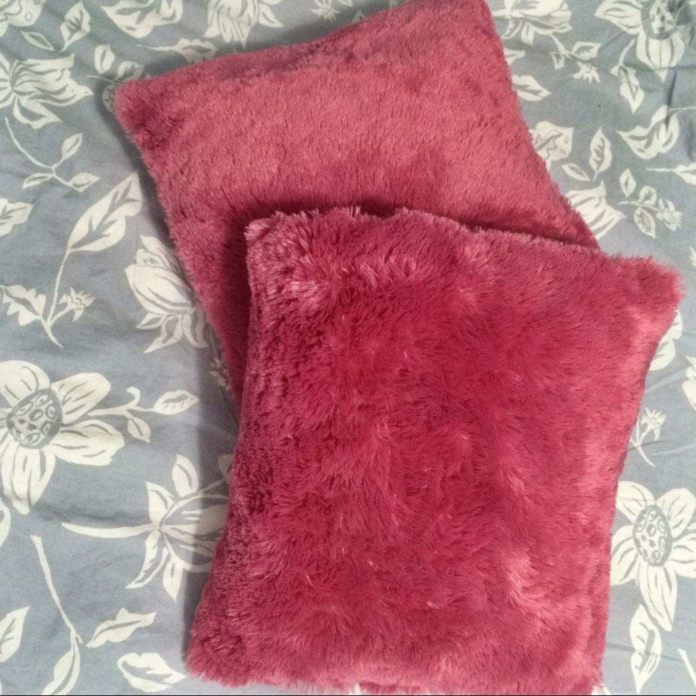 🌸 2 Fuzzy Throw Pillows 🌸