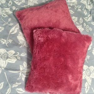 🌸 2 Fuzzy Throw Pillows 🌸